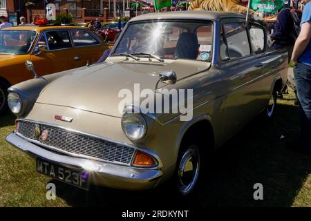 Une vieille Ford Anglia, voiture ancienne exposée au Festival de transport Barry Banque D'Images