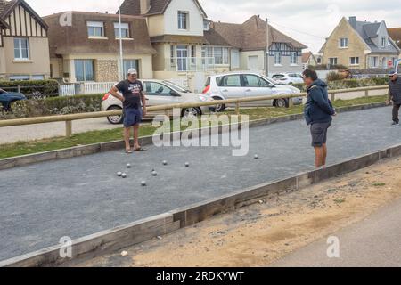01.07.2023 Sword Beach, Ouistreham, Normandie, France. Quatre personnes profitent d’une partie de boule à Sword Beach en normandie Banque D'Images