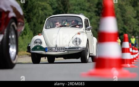 22 juillet 2023, Saxe-Anhalt, Stolberg : au cours de la visite de l'excursion traditionnelle en voiture classique 'ADAC Sachsen-Anhalt Classicl', les participants ont complété quelques étapes spéciales. Le véhicule le plus ancien sur le terrain est un Adler Trumpf AV Rennsport, construit en 1933, mais il y a aussi une berline décapotable Opel 1397 de 1934 au départ, ainsi que des «jeunes oldies» comme une Jaguar E OTS, construite en 1973, Ou le «bon vieux canard» (Citroën 2 CV, construit en 1990). La route mène de Blankenburg en direction du sud via Treseburg et la ville à colombages de Stolberg à Alexisbad dans la vallée de Selke pour Banque D'Images