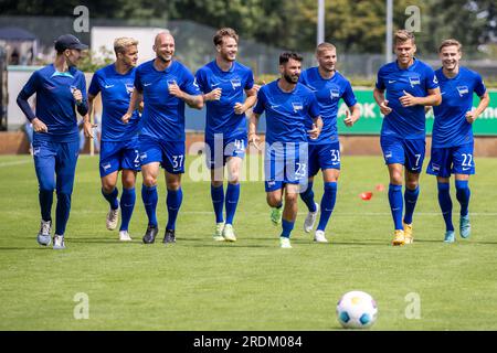 Berlin, Allemagne. 22 juillet 2023. Football : 2. Bundesliga, Hertha BSC, cérémonie d'ouverture de la saison, Olympiagelände. L'équipe Hertha BSC se réchauffe. Crédit : Andreas Gora/dpa/Alamy Live News Banque D'Images