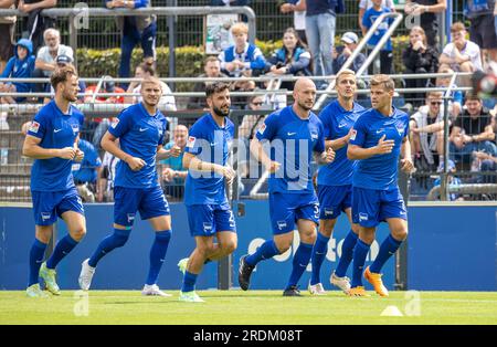 Berlin, Allemagne. 22 juillet 2023. Football : 2. Bundesliga, Hertha BSC, cérémonie d'ouverture de la saison, Olympiagelände. L'équipe de Hertha BSC se réchauffe. Crédit : Andreas Gora/dpa/Alamy Live News Banque D'Images