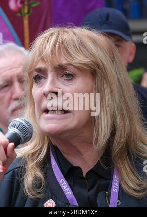 Lynda Rooke s'exprimant lors du rassemblement de l'Equity Union, Londres, en solidarité avec les acteurs SAG-AFTRA en grève en Amérique, pour une rémunération équitable, un paiement résiduel Banque D'Images