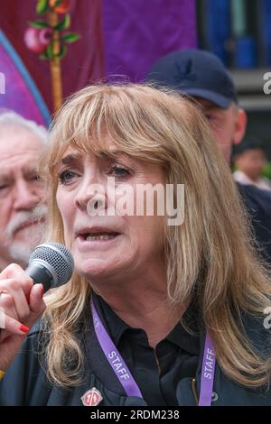 Lynda Rooke s'exprimant lors du rassemblement de l'Equity Union, Londres, en solidarité avec les acteurs SAG-AFTRA en grève en Amérique, pour une rémunération équitable, un paiement résiduel Banque D'Images