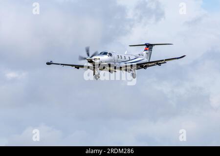 Pilatus PC-12NGX « HB-FXK » arrivant à RAF Fairford pour le Royal International Air Tattoo 2023. Banque D'Images