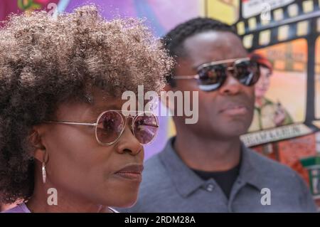 Les acteurs Rakie Ayola et David Oyelowo au rassemblement Equity Union, Londres, en solidarité avec les acteurs SAG-AFTRA font grève en Amérique pour une juste rémunération. Banque D'Images