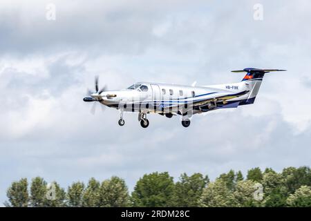 Pilatus PC-12NGX « HB-FXK » arrivant à RAF Fairford pour le Royal International Air Tattoo 2023. Banque D'Images