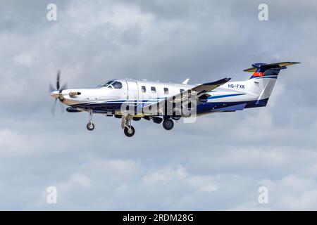 Pilatus PC-12NGX « HB-FXK » arrivant à RAF Fairford pour le Royal International Air Tattoo 2023. Banque D'Images