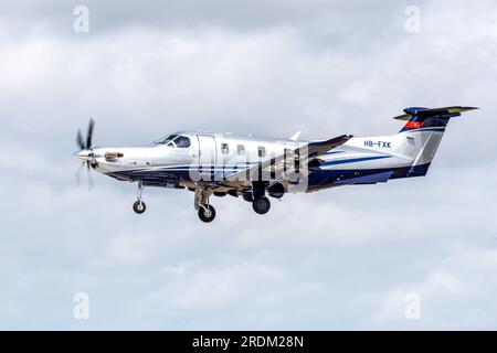 Pilatus PC-12NGX « HB-FXK » arrivant à RAF Fairford pour le Royal International Air Tattoo 2023. Banque D'Images