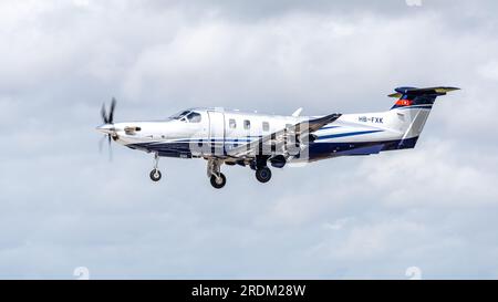 Pilatus PC-12NGX « HB-FXK » arrivant à RAF Fairford pour le Royal International Air Tattoo 2023. Banque D'Images