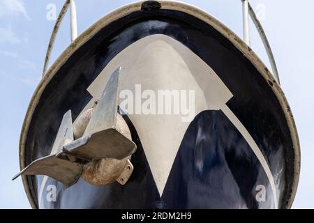 proue d'un bateau à moteur entreposé à terre Banque D'Images