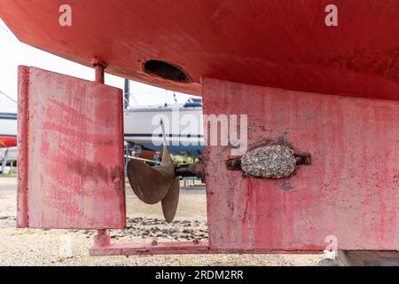 hélice d'un bateau à moteur entreposé à terre Banque D'Images