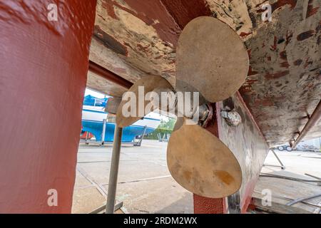 hélice d'un bateau à moteur entreposé à terre Banque D'Images