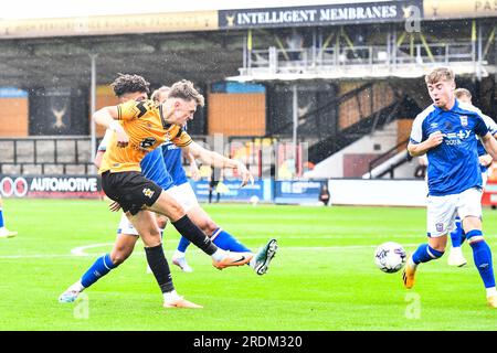 Jack Lancaster (10 Cambridge United) tire lors du match amical de pré-saison entre Cambridge United et Ipswich Town au R Costings Abbey Stadium, Cambridge le samedi 22 juillet 2023. (Photo : Kevin Hodgson | MI News) crédit : MI News & Sport / Alamy Live News Banque D'Images