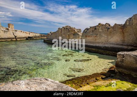 Les incroyables piscines naturelles de Marina Serra, dans les Pouilles, Salento, Tricase. La mer turquoise claire et cristalline, entre la falaise rocheuse. Le ciel bleu Banque D'Images