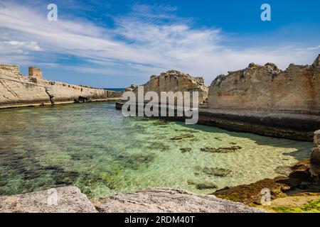 Les incroyables piscines naturelles de Marina Serra, dans les Pouilles, Salento, Tricase. La mer turquoise claire et cristalline, entre la falaise rocheuse. Le ciel bleu Banque D'Images