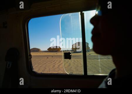 13 avril 2023, QSAR El Farafra, Egypte : une vue du désert blanc depuis la fenêtre d'une jeep 4x4 en Egypte. De l'érosion des volcans et d'une montagne de quartz, aux roches altérées et aux formations rocheuses de craie blanche, Black and White Desert fait partie de la dépression de Frarafra dans le désert du Sahara et se situe dans la partie occidentale de l'Égypte. Le vaste désert est relié aux routes principales qui sont proches de la frontière libyo-égyptienne où il est maintenant lourdement armé avec une présence militaire. Le paysage naturel bizarre qui s'élève d'un fond océanique il y a des millions d'années est maintenant laissé avec des formations karstiques calcaires qui ressemblent à Banque D'Images