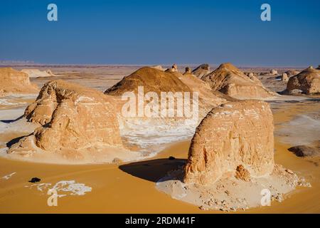 13 avril 2023, QSAR El Farafra, Egypte : une vue panoramique de la formation de pierre dans le désert blanc, Egypte. De l'érosion des volcans et d'une montagne de quartz, aux roches altérées et aux formations rocheuses de craie blanche, Black and White Desert fait partie de la dépression de Frarafra dans le désert du Sahara et se situe dans la partie occidentale de l'Égypte. Le vaste désert est relié aux routes principales qui sont proches de la frontière libyo-égyptienne où il est maintenant lourdement armé avec une présence militaire. Le paysage naturel bizarre qui s'élève d'un fond océanique il y a un million d'années est maintenant laissé avec des formations karstiques calcaires qui ressemblent à Th Banque D'Images