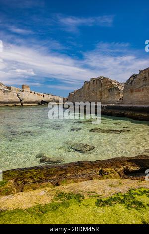 Les incroyables piscines naturelles de Marina Serra, dans les Pouilles, Salento, Tricase. La mer turquoise claire et cristalline, entre la falaise rocheuse. Le ciel bleu Banque D'Images