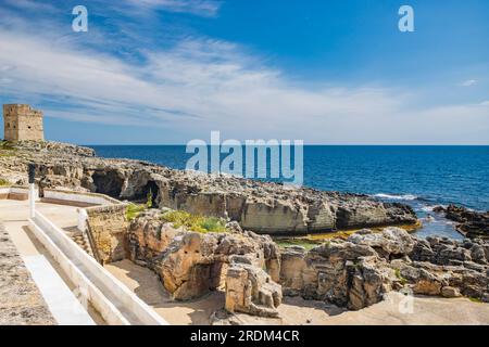 Les incroyables piscines naturelles de Marina Serra, dans les Pouilles, Salento, Tricase. La mer turquoise claire et cristalline, entre la falaise rocheuse. Le ciel bleu Banque D'Images