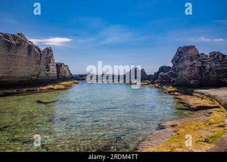 Les incroyables piscines naturelles de Marina Serra, dans les Pouilles, Salento, Tricase. La mer turquoise claire et cristalline, entre la falaise rocheuse. Le ciel bleu Banque D'Images