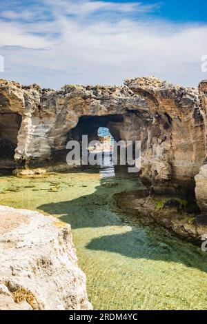 Les incroyables piscines naturelles de Marina Serra, dans les Pouilles, Salento, Tricase. La mer turquoise claire et cristalline, entre la falaise rocheuse. Le ciel bleu Banque D'Images