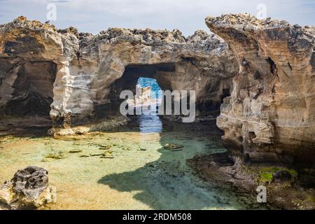 Les incroyables piscines naturelles de Marina Serra, dans les Pouilles, Salento, Tricase. La mer turquoise claire et cristalline, entre la falaise rocheuse. Le ciel bleu Banque D'Images