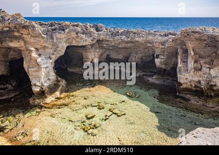 Les incroyables piscines naturelles de Marina Serra, dans les Pouilles, Salento, Tricase. La mer turquoise claire et cristalline, entre la falaise rocheuse. Le ciel bleu Banque D'Images