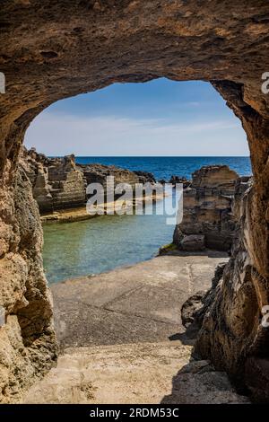 Les incroyables piscines naturelles de Marina Serra, dans les Pouilles, Salento, Tricase. La mer turquoise claire et cristalline, entre la falaise rocheuse. Le ciel bleu Banque D'Images