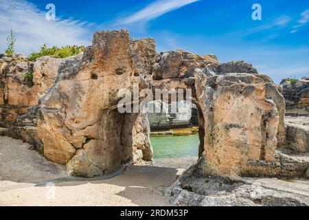 Les incroyables piscines naturelles de Marina Serra, dans les Pouilles, Salento, Tricase. La mer turquoise claire et cristalline, entre la falaise rocheuse. Le ciel bleu Banque D'Images