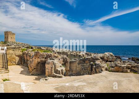 Les incroyables piscines naturelles de Marina Serra, dans les Pouilles, Salento, Tricase. La mer turquoise claire et cristalline, entre la falaise rocheuse. Le ciel bleu Banque D'Images