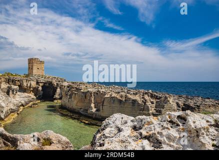 Les incroyables piscines naturelles de Marina Serra, dans les Pouilles, Salento, Tricase. La mer turquoise claire et cristalline, entre la falaise rocheuse. Le ciel bleu Banque D'Images