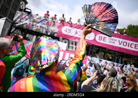 22 juillet 2023, Berlín : participant à la 45e édition de la LGBT Pride Day à Berlin, organisée cette année sous la devise : « soyez leur voix - et la nôtre ! ». Photo : Fabian Sommer/dpa Banque D'Images