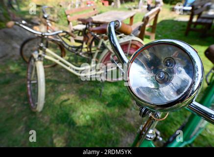 Velke Mezirici, République tchèque. 22 juillet 2023. Sixième rencontre annuelle de vélos et vélocipèdes historiques avec un tour à travers la vallée de Balin jusqu'au Velke Mezirici, région de Zdar nad Sazavou, République tchèque, 22 juillet 2023. Crédit : Lubos Pavlicek/CTK photo/Alamy Live News Banque D'Images