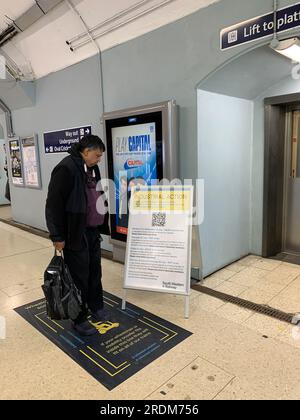 Vauxhall, Londres, Royaume-Uni. 18 juillet 2023. Un passager a Vauxhall Station lit un panneau sur la prochaine action industrielle. Des grèves de RMT ont lieu dans certaines parties du réseau ferroviaire en Angleterre ce samedi dans un différend en cours sur la rémunération et la fermeture des guichets de gare ferroviaire. Le Rail Industry Body, le Rail Delivery Group, a annoncé que les plans de fermeture de la majorité des guichets des gares ferroviaires en Angleterre ont été confirmés. C'est un coup dur pour les travailleurs ferroviaires, dont beaucoup craignent de perdre leur emploi. Il est également critiqué par ceux qui ont des problèmes de mobilité, dis Banque D'Images