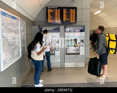 Vauxhall, Londres, Royaume-Uni. 18 juillet 2023. Passagers utilisant les distributeurs de billets en libre-service à la gare de Vauxhall. Des grèves de RMT ont lieu dans certaines parties du réseau ferroviaire en Angleterre ce samedi dans un différend en cours sur la rémunération et la fermeture des guichets de gare ferroviaire. Le Rail Industry Body, le Rail Delivery Group, a annoncé que les plans de fermeture de la majorité des guichets des gares ferroviaires en Angleterre ont été confirmés. C'est un coup dur pour les travailleurs ferroviaires, dont beaucoup craignent de perdre leur emploi. Il est également critiqué par ceux qui ont des problèmes de mobilité, désabl Banque D'Images