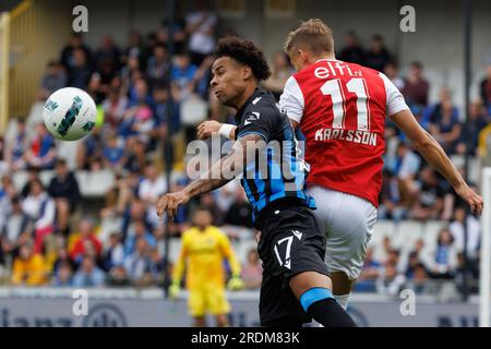 Barendrecht, Belgique. 22 juillet 2023. Yusuf Barasi d'AZ et Jesper Karlsson d'AZ se battent pour le ballon lors d'un match amical entre le Belge Club Brugge KV et le Néerlandais AZ Alkmaar, samedi 22 juillet 2023 à Brugge, pour préparer la saison 2023-2024. BELGA PHOTO KURT DESPLENTER crédit : Belga News Agency/Alamy Live News Banque D'Images