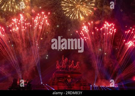 Bruxelles, Belgique. 21 juillet 2023. Des feux d'artifice sont tirés à la fin de l'événement 'Belgium Celebrates - Belgie viert FEEST - la Belgique fait la fete', au Parc du Cinquantenaire - Jubelpark, le soir de la fête nationale belge, à Bruxelles, le vendredi 21 juillet 2023. BELGA PHOTO NICOLAS MAETERLINCK crédit : Belga News Agency/Alamy Live News Banque D'Images