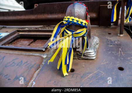 Les gens viennent mettre des bracelets aux couleurs de l’Ukraine sur des équipements militaires russes détruits par l’Ukraine depuis le début de la guerre. Le presentat Banque D'Images