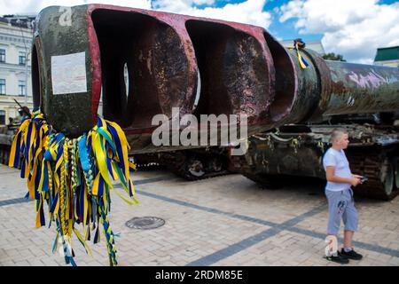 Les gens viennent mettre des bracelets aux couleurs de l’Ukraine sur des équipements militaires russes détruits par l’Ukraine depuis le début de la guerre. Le presentat Banque D'Images