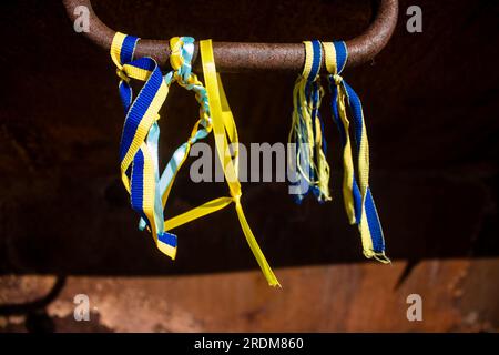 Les gens viennent mettre des bracelets aux couleurs de l’Ukraine sur des équipements militaires russes détruits par l’Ukraine depuis le début de la guerre. Le presentat Banque D'Images