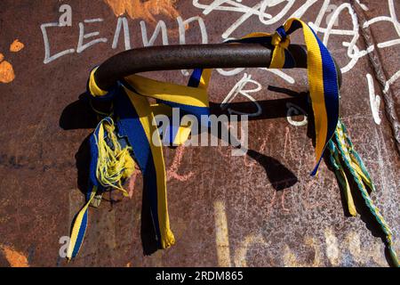 Les gens viennent mettre des bracelets aux couleurs de l’Ukraine sur des équipements militaires russes détruits par l’Ukraine depuis le début de la guerre. Le presentat Banque D'Images