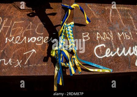 Les gens viennent mettre des bracelets aux couleurs de l’Ukraine sur des équipements militaires russes détruits par l’Ukraine depuis le début de la guerre. Le presentat Banque D'Images