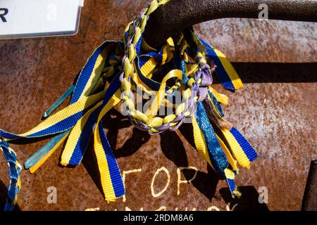 Les gens viennent mettre des bracelets aux couleurs de l’Ukraine sur des équipements militaires russes détruits par l’Ukraine depuis le début de la guerre. Le presentat Banque D'Images