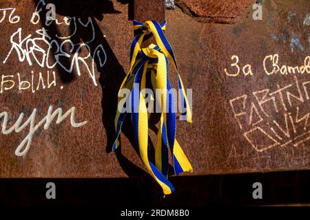 Les gens viennent mettre des bracelets aux couleurs de l’Ukraine sur des équipements militaires russes détruits par l’Ukraine depuis le début de la guerre. Le presentat Banque D'Images