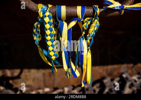 Les gens viennent mettre des bracelets aux couleurs de l’Ukraine sur des équipements militaires russes détruits par l’Ukraine depuis le début de la guerre. Le presentat Banque D'Images