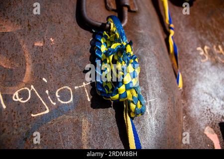 Les gens viennent mettre des bracelets aux couleurs de l’Ukraine sur des équipements militaires russes détruits par l’Ukraine depuis le début de la guerre. Le presentat Banque D'Images