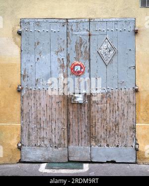 Portes de garage dans quartier Mazarin à Aix en Provence France Banque D'Images