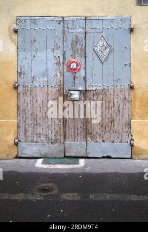 Portes de garage dans quartier Mazarin à Aix en Provence France Banque D'Images