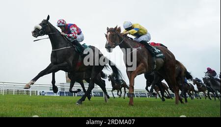 Strike Red monté par Billy Garritty remporte le Paddy Power Scurry handicap lors de la première journée du week-end de juillet Juddmonte Irish Oaks à l'hippodrome de Curragh, dans le comté de Kildare. Date de la photo : Samedi 22 juillet 2023. Banque D'Images