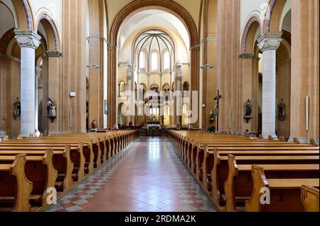 Vienne, Autriche. 19 juillet 2023. Église paroissiale de St. François d'Assise. Le maître-autel Banque D'Images